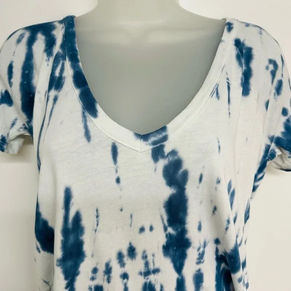 New! Chaser size medium tie dye v-neck short sleeve tee with cute back detailing - Picture 5 of 7